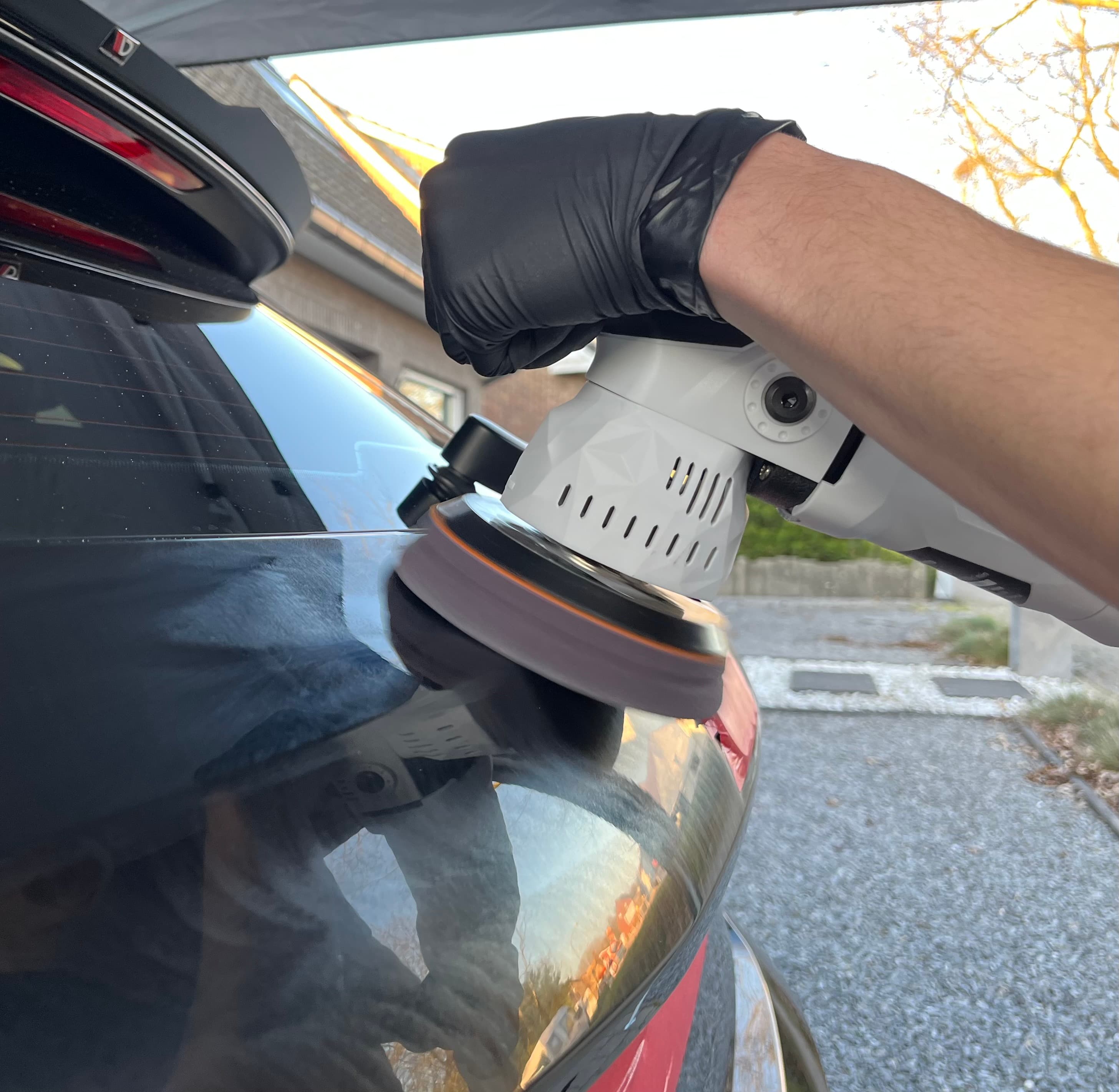 Detailing op een premium zwarte wagen
