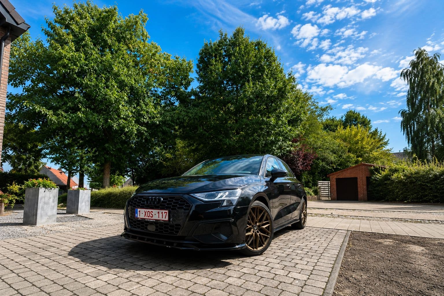 premium handwas op een zwarte Audi met gouden velgen